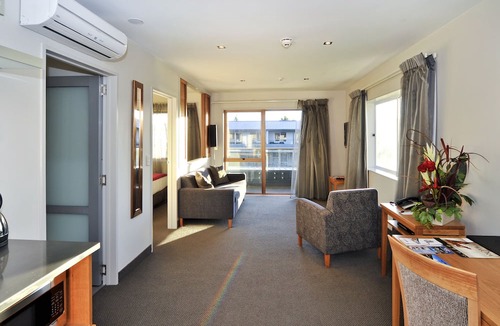 Holdens Bay Hotel | Wai Ora Lakeside Spa Resort