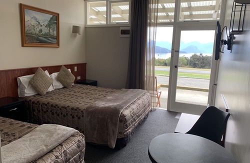 Manapouri Hotel | Te Anau Manapouri Lake Hotel