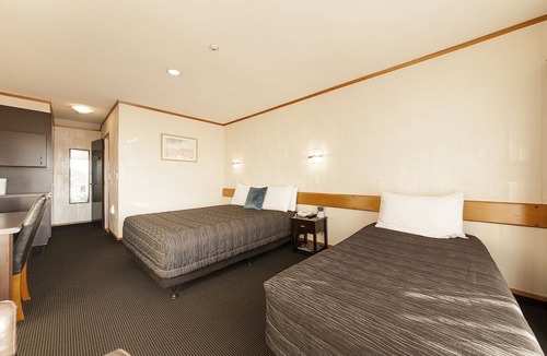 Two Mile Bay Hotel | Lakeland Resort Taupo