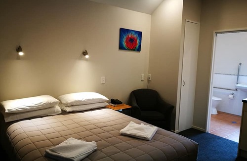 Russley Hotel | Airport Birches Motel