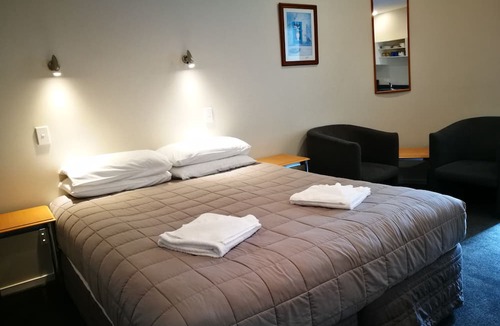 Russley Hotel | Airport Birches Motel