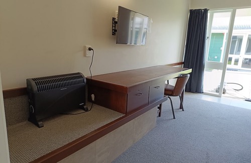 Hawera Hotel | The Furlong