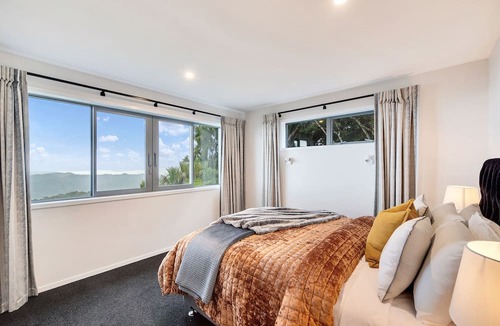 Waiatarua House | Spectacular Hilltop Retreat near Piha