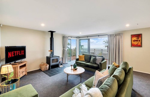 Waiatarua House | Spectacular Hilltop Retreat near Piha