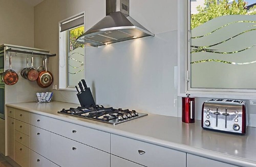 Britannia Heights House | Seasbreeze 3 - Spacious, Sunny Nelson Holiday Home with Sea Views!