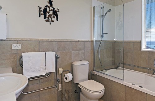 Britannia Heights House | Seasbreeze 3 - Spacious, Sunny Nelson Holiday Home with Sea Views!