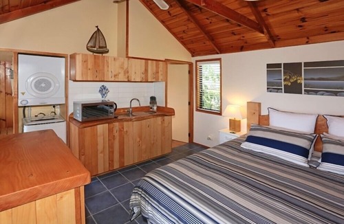 Waiheke Island House | SupaCute Cottage, Spa Bath,Dble Kayak, SKYTV, Wifi
