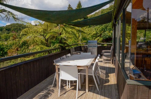 Lake Tarawera House | AVAILABLE 25-29 Oct and 22-26 DecnnStunning views – a lake house for all seasons