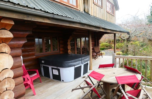 Raetihi Cabin | Authentic Canadian log house with the view of Mount Ruapehu