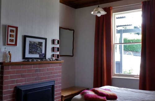 Lawrence Cottage | Large cottage ideal for couples.