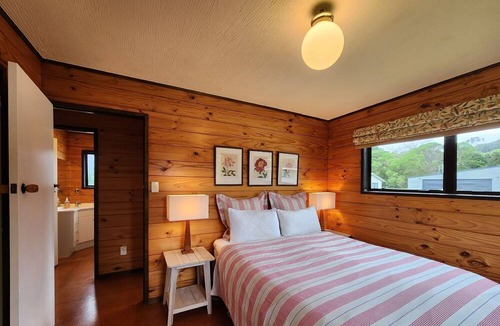 Hahei House | Quiet street, close to the beach