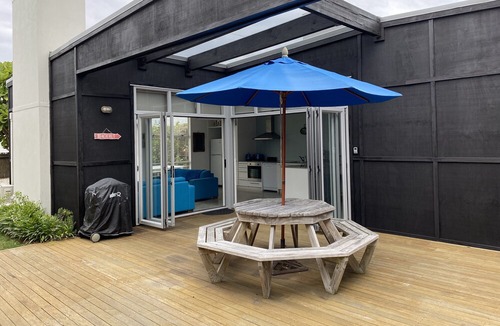 Omaha House | Beautiful Omaha Beach - Lovely Self Contained Bach