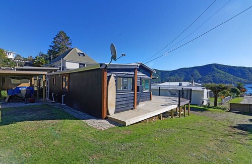 Waikawa Bay House | THE CRIB - MARLBOROUGH BACH, family friendly in Green Bay