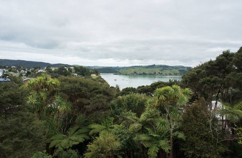 Raglan Cottage | Bay View Beach House - Raglan Holiday Home