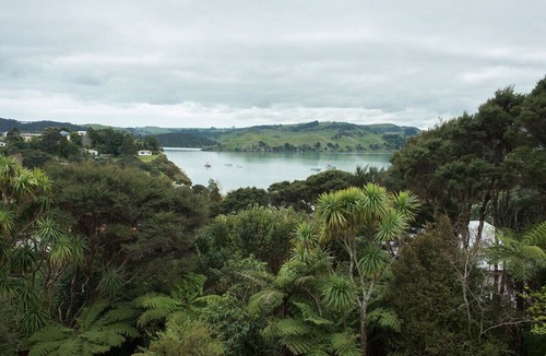 Raglan Cottage | Bay View Beach House - Raglan Holiday Home
