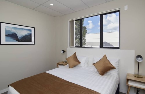 Papatoetoe Hotel | Three Palms Lodge