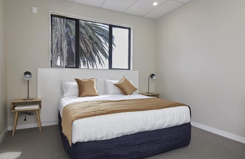 Papatoetoe Hotel | Three Palms Lodge