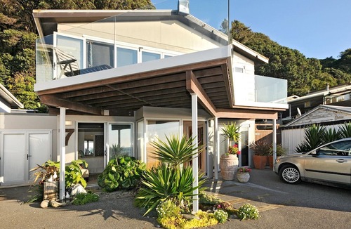 Pukerua Bay Bed & Breakfast | Kapiti Waves Beach Retreat