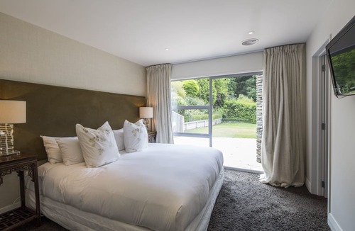Arthur's Point House | Riverview Retreat
