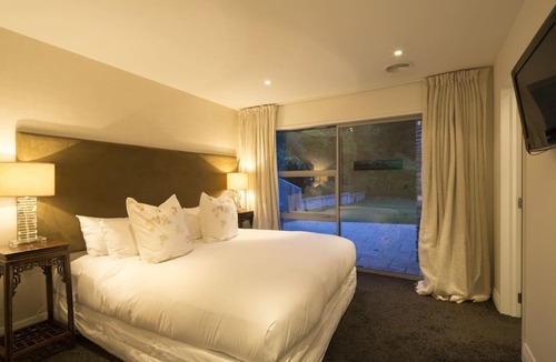 Arthur's Point House | Riverview Retreat