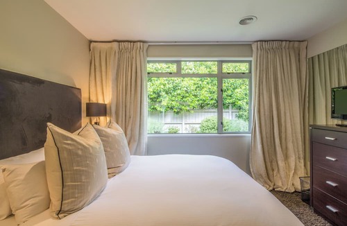 Arthur's Point House | Riverview Retreat