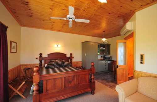 Lowburn Bed & Breakfast | River Rock Estate