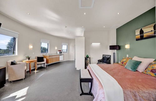 Opunake Hotel | Headlands Hotel