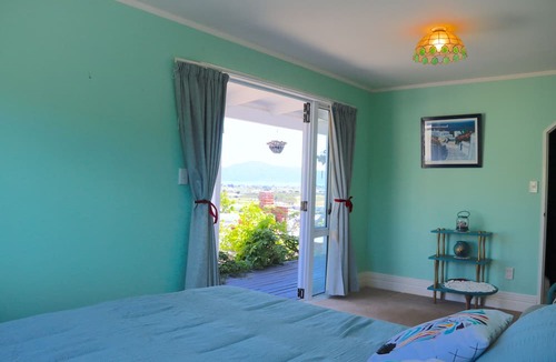 Paraparaumu Bed & Breakfast | Cherry Villa