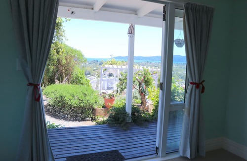 Paraparaumu Bed & Breakfast | Cherry Villa