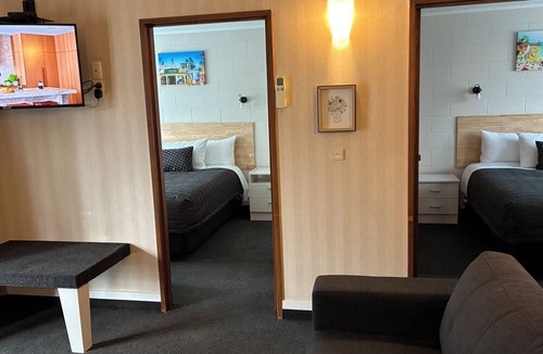 Balclutha Hotel | Charlies Motor Lodge