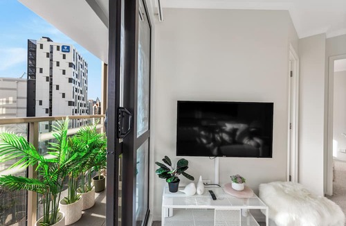 Grafton Apartment | 3BR Prime Spot Walk Everywhere by Zodiak