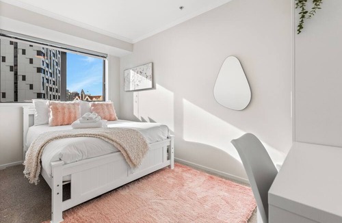 Grafton Apartment | 3BR Prime Spot Walk Everywhere by Zodiak