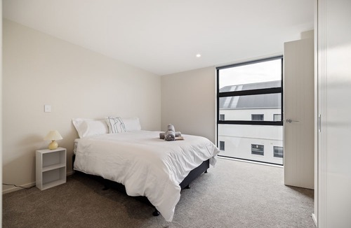 Christchurch City Centre House | Large 3 Bedroom Townhouse in CBD - Perfect for Groups