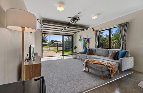 Papamoa Beach House | Papamoa Waves - Seaside Getaway