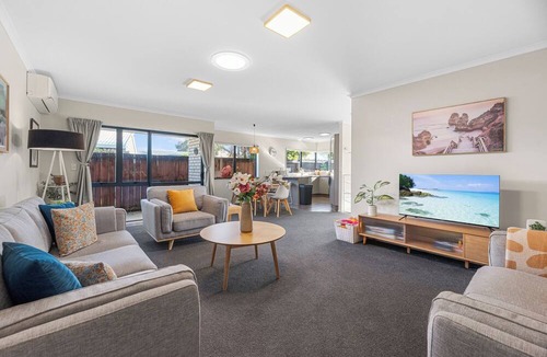 Papamoa Beach House | Papamoa Waves - Seaside Getaway