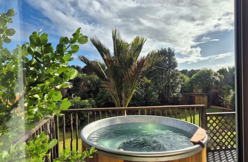 Punakaiki Cottage | Nikauscapes - Hot Tub in Punakaiki village