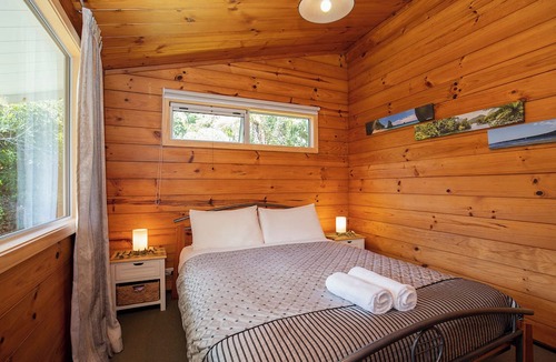 Punakaiki Cottage | Nikauscapes - Hot Tub in Punakaiki village