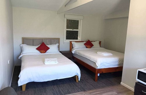 Kawaha Point Ski Chalet | 2 double and 1 sofa beds chalet 7C