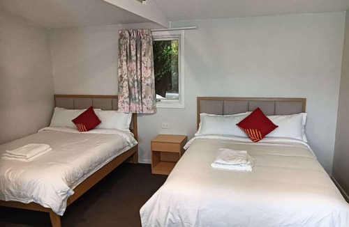 Kawaha Point Ski Chalet | 2 double and 1 sofa beds chalet 7D