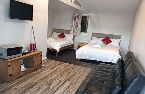 Kawaha Point Ski Chalet | 2 double and 1 sofa beds chalet 7D