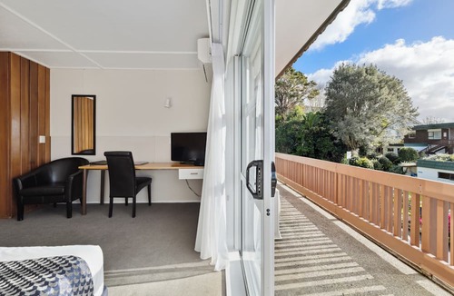 New Plymouth Hotel | Flamingo Motel