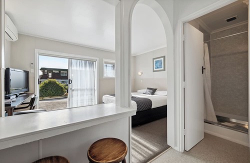 New Plymouth Hotel | Flamingo Motel