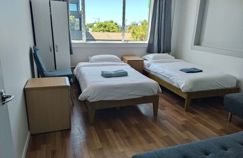 Auckland Apartment | 1 Double 2 single 2 Sofa Beds Suite 4