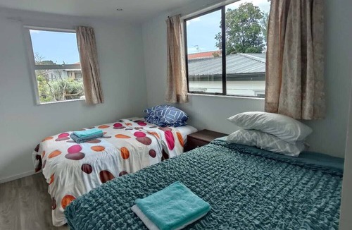Mount Albert Ski Chalet | 4 double and 2 Sofa Beds in 2 Bedroom