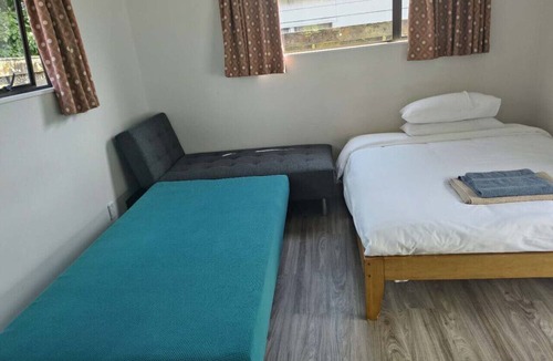 Epsom Ski Chalet | 1 double and 1 sofa bed Garden Chalet