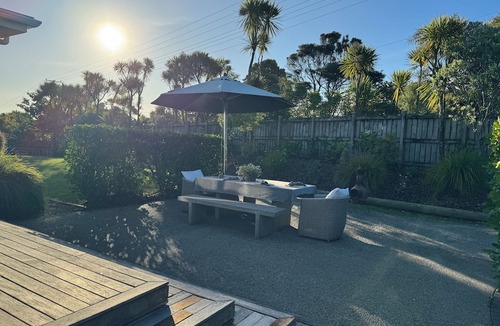 Muriwai Cottage | Muriwai Beachstays - Pango Cottage