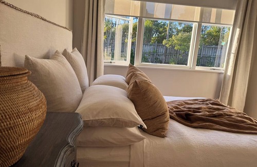 Muriwai Cottage | Muriwai Beachstays - Pango Cottage
