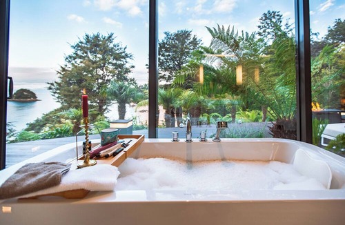 Ngaio Bay Cabin | Jacuzzi Suite - Ocean Views & Beach
