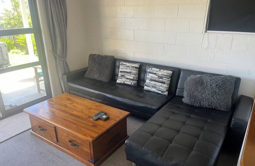 Omapere Apartment | Sneezle Beezle Beach Apartment