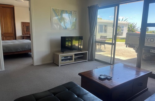 Omapere Apartment | Sneezle Beezle Beach Apartment
